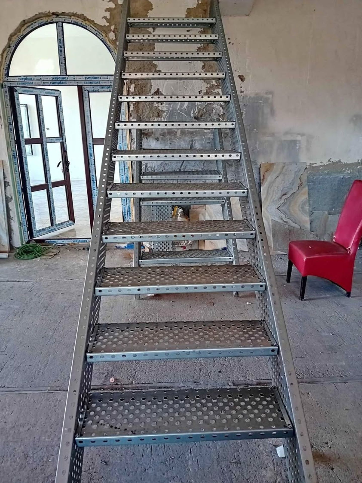 Confectionam scarii metalice zincate exterioare și pentru incendii , p
