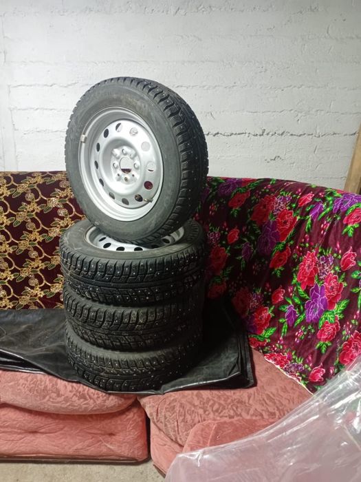 Продам зимние резины и диски(комплект)