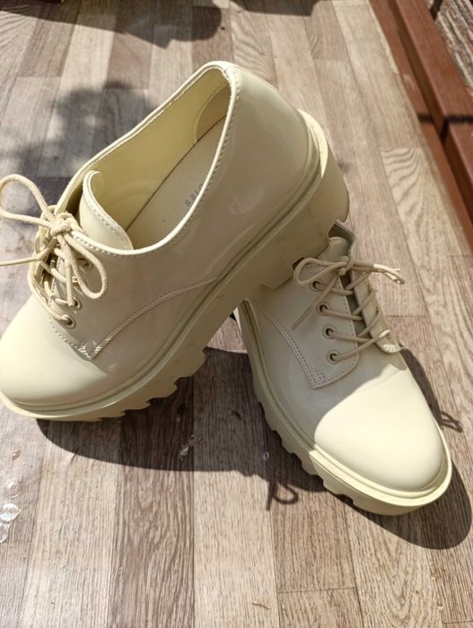 Обувки носени само няколко пъти, като нови. 39 номер са обувките.