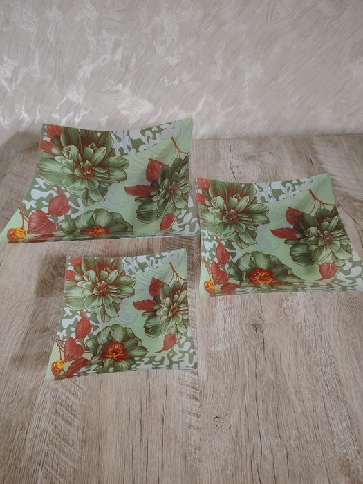 Продам набор салатник и конфетницу.