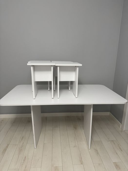 Продается столь и 4 табуретки 1,5*0,9*0,8м