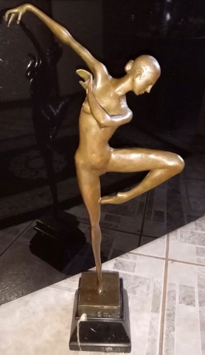 Sculptura, balerina în stil Art-Deco din bronz masiv pe soclu din marm