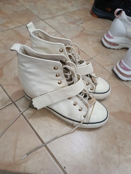 Дамски обувки на висока платформа