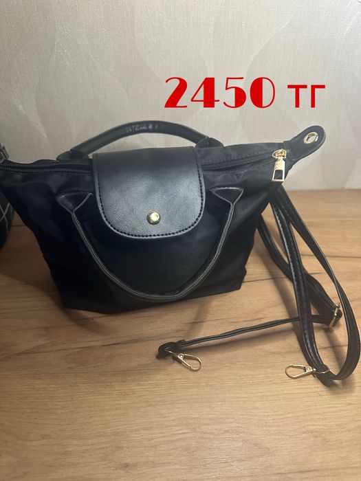 Новые сумки на плечо: темно-синяя и черная.