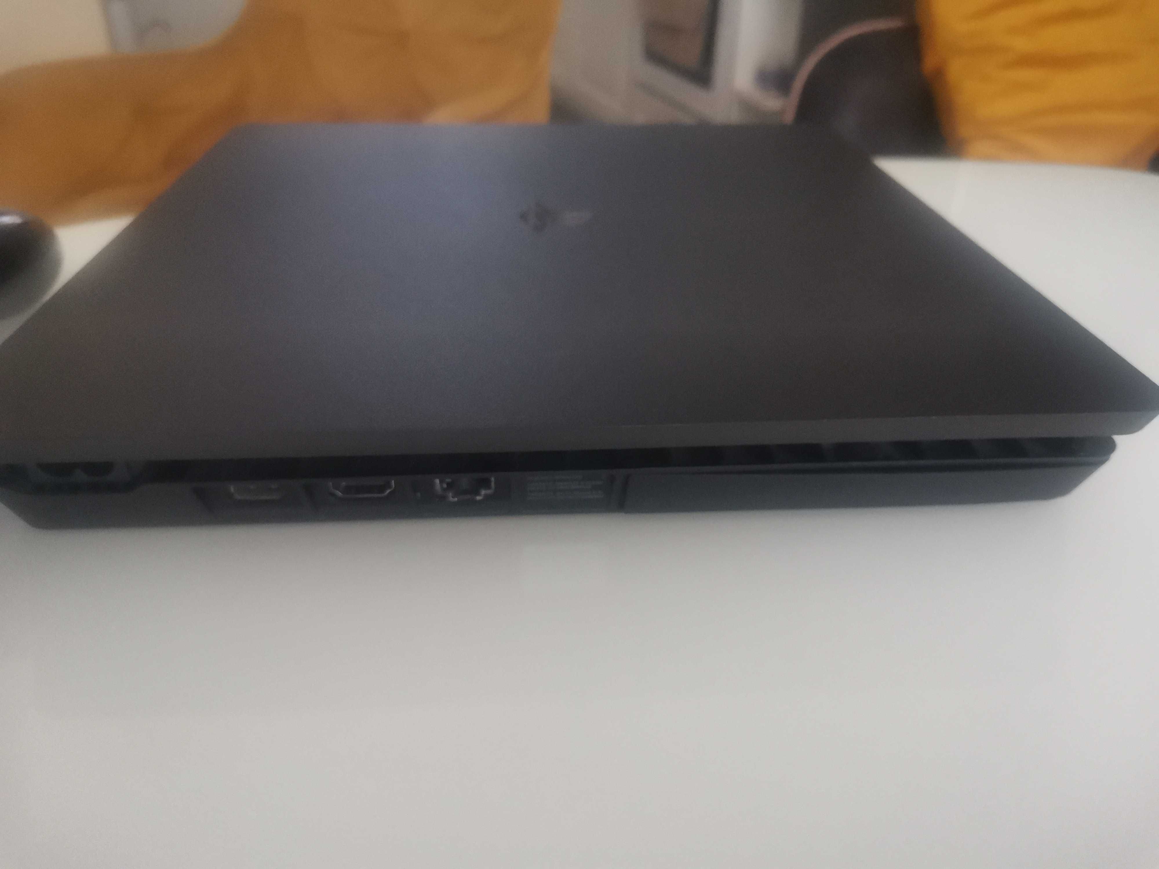 Ps4 Slim 1TB с 2 джойстика и игри