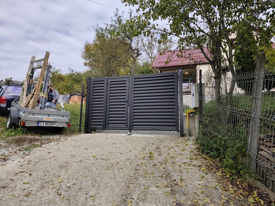 Porți moderne tip jaluzea – design exclusivist, finisaj negru mat!