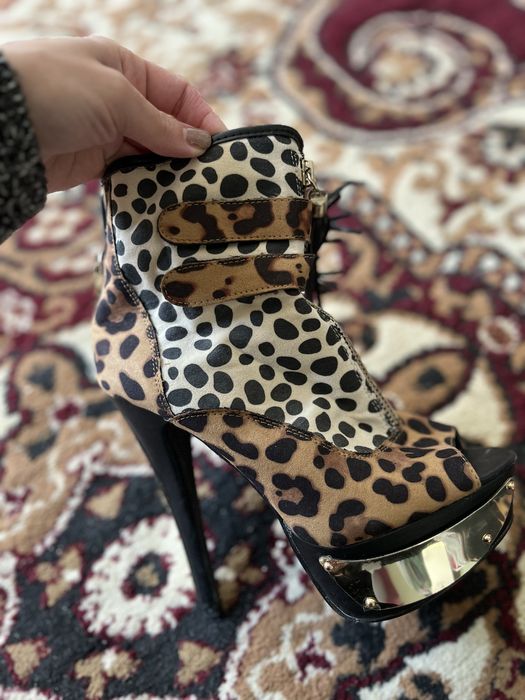 Туфли  пол сапоги  каблук новый 35 размер