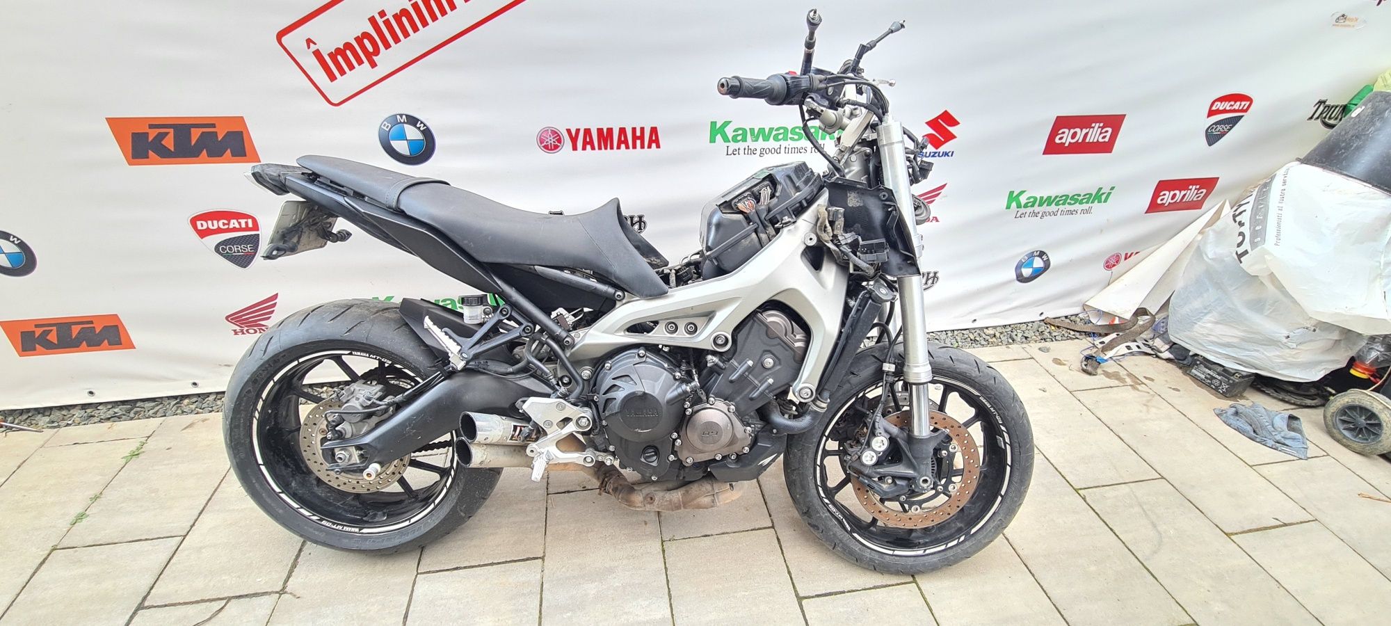 Yamaha MT09 MT 09  piese : scaun , cric central, motor , scarite , ghi