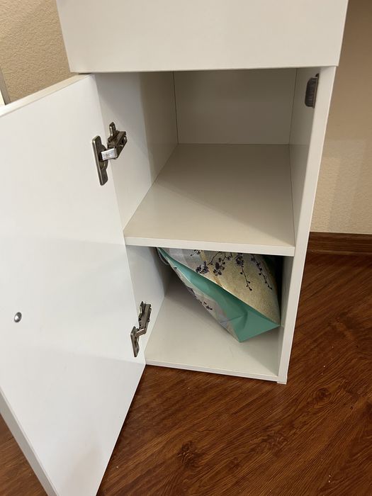 Маникюрный стол со стеклом в отличном состоянии