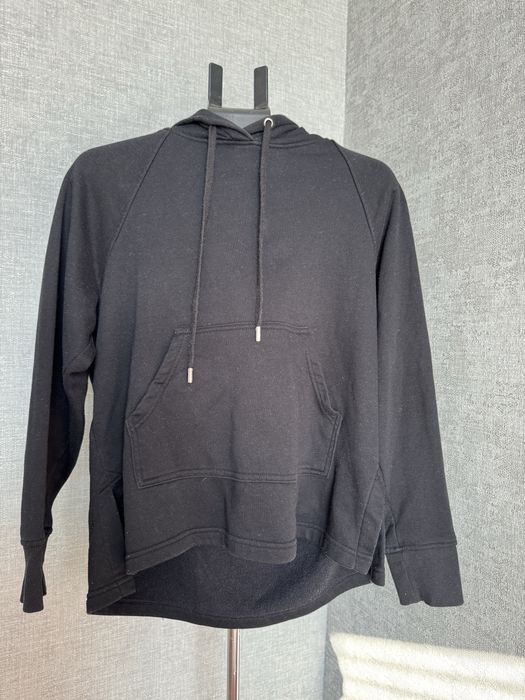 Черная толстовка