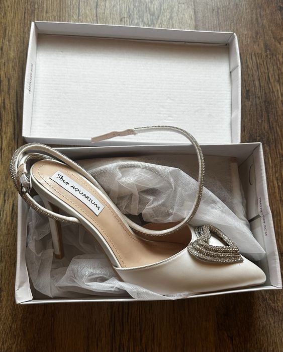 Дамски обувки на ток с камъчета