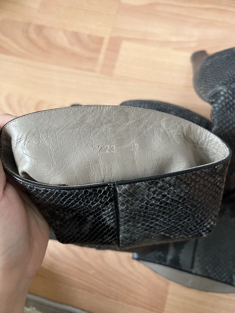 продаю сапоги из кожи питона