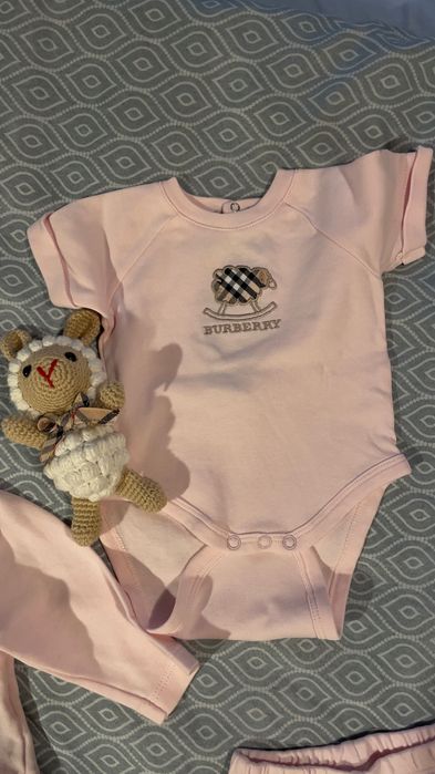 Burberry бебешки комплект с боди