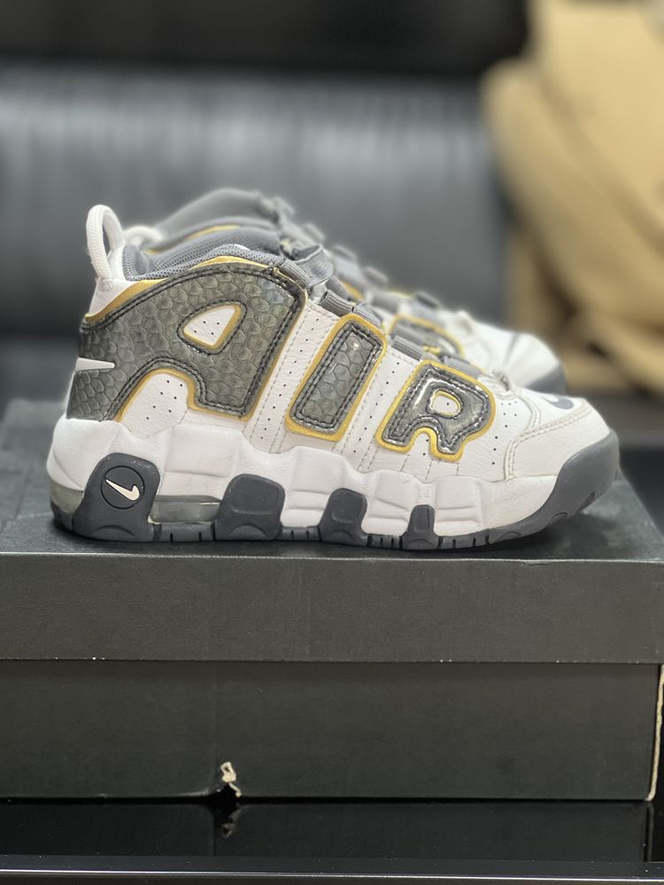 Vand Nike Air more uptempo gs purtati dar in stare perfecta