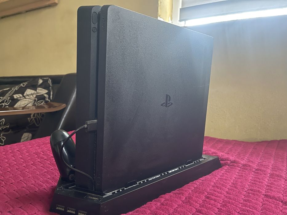Vand PS4 Slim cu 5 jocuri