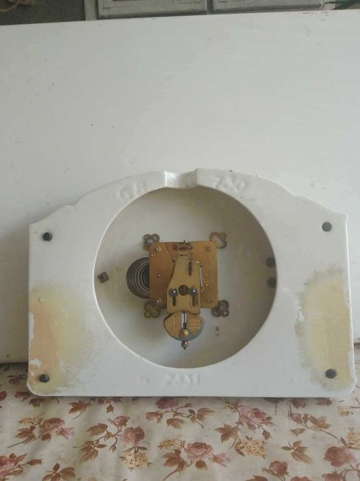 Ceas de perete cu pendul - mecanic cu rama ceramica Marea Britanie .