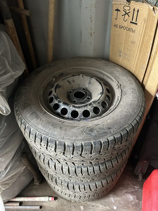 Продам Б/У шины с железными дисками, размер 185/70 R14