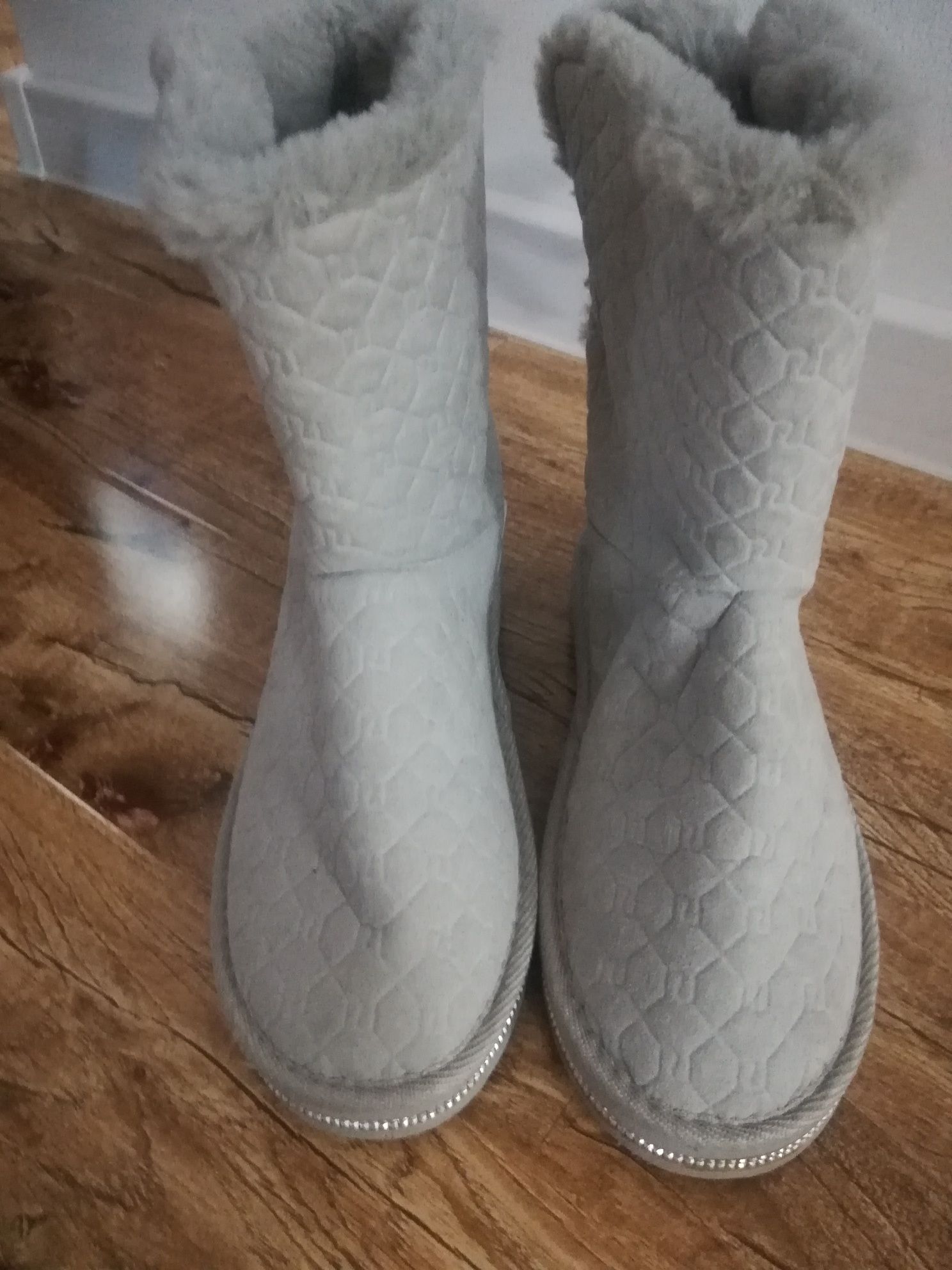 Ugg noi gri nr 36