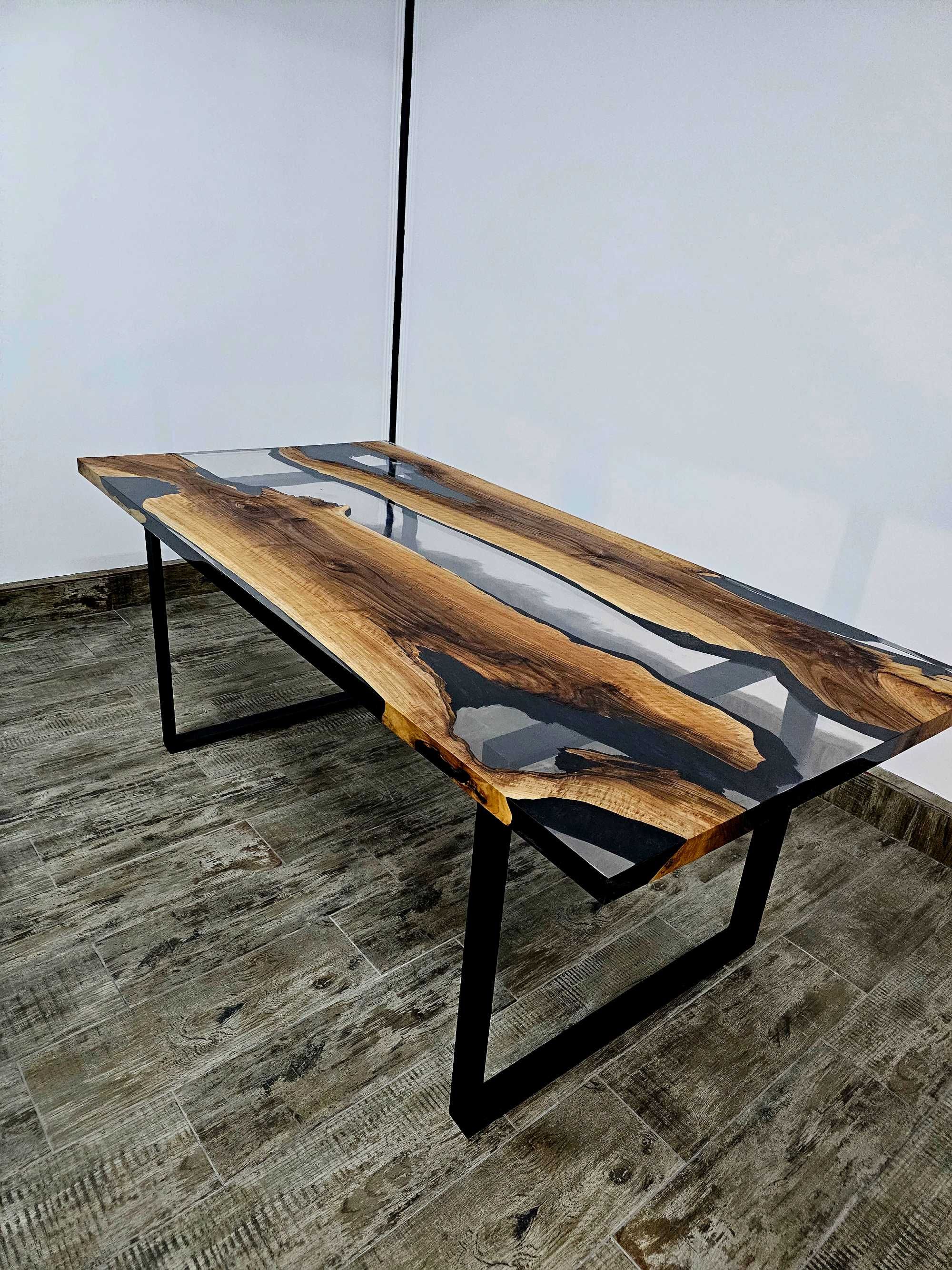 Masă din lemn de nuc si rasină epoxidică transparenta