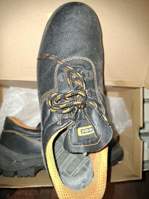 Продавам работни кожени обувки