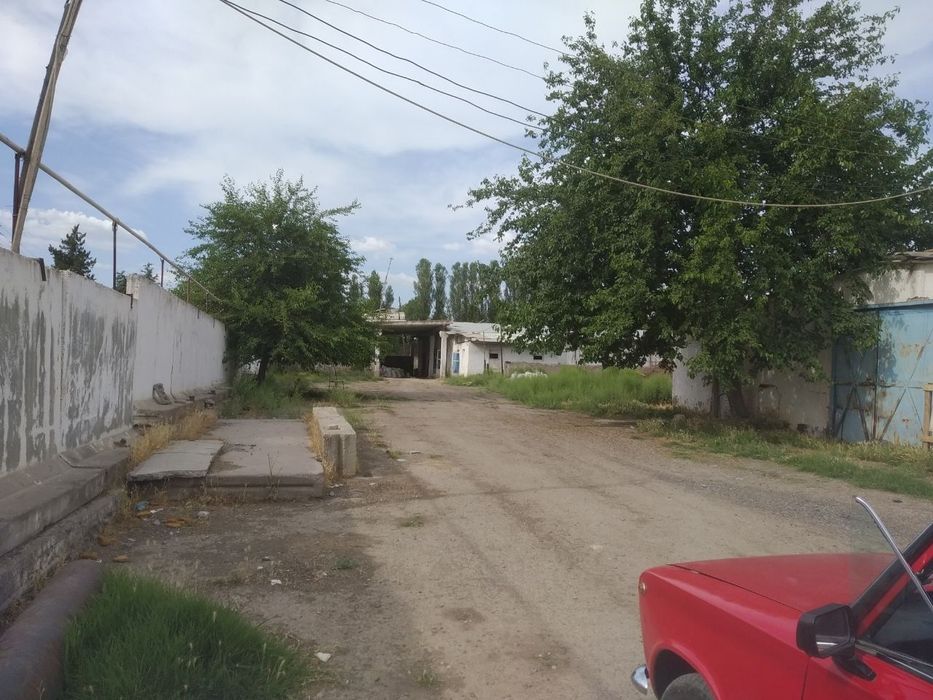 Ферма нежилой комлекс  сотилади 2 гектар 10 сотик. Эгалик 100%