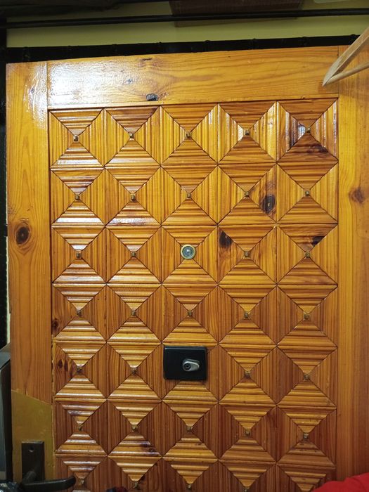 Масивна дървена врата