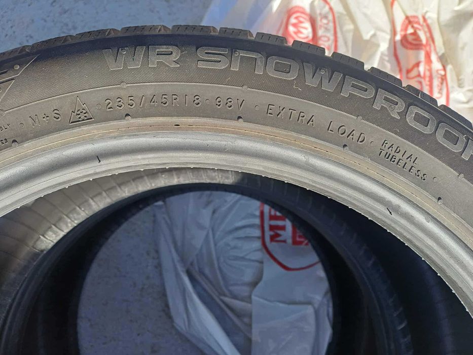 Зимни гуми Nokian 235/45/18 - 2 броя в отлично състояние