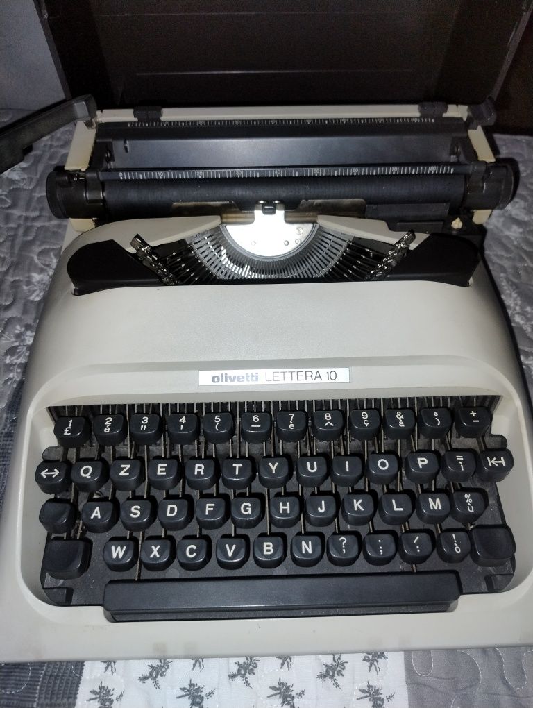 Mașina de scris Olivetti