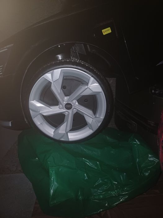 Vând mașinuță electrică Audi SQ8 2×35W 12V cu muzic player