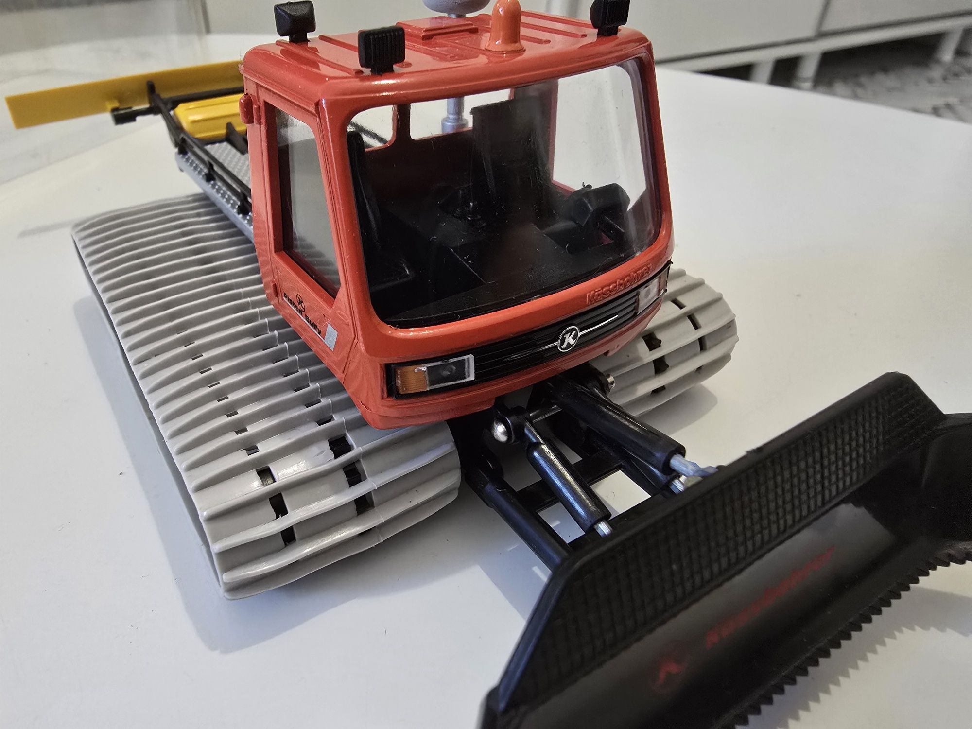 Masinuta vintage de colectie Cursor Pistenbully 1:43