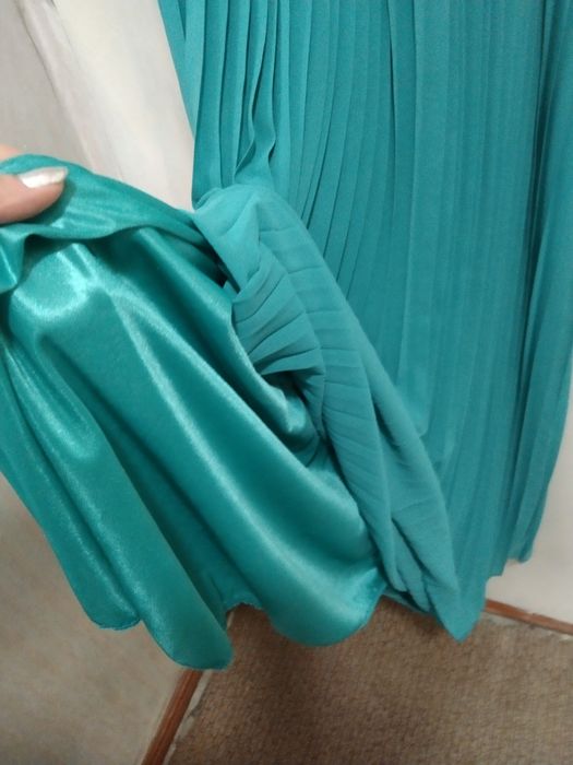 Нарядное бирюзовое платье