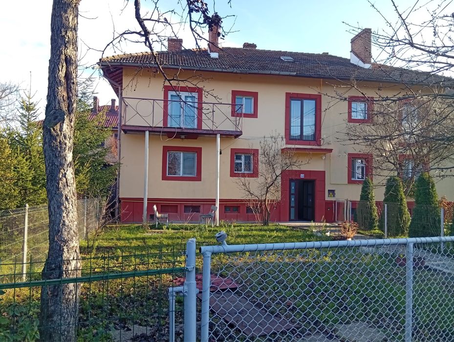 Apartment cu 2 camere,decomandat la vile Savinești cu boxa si gradina.