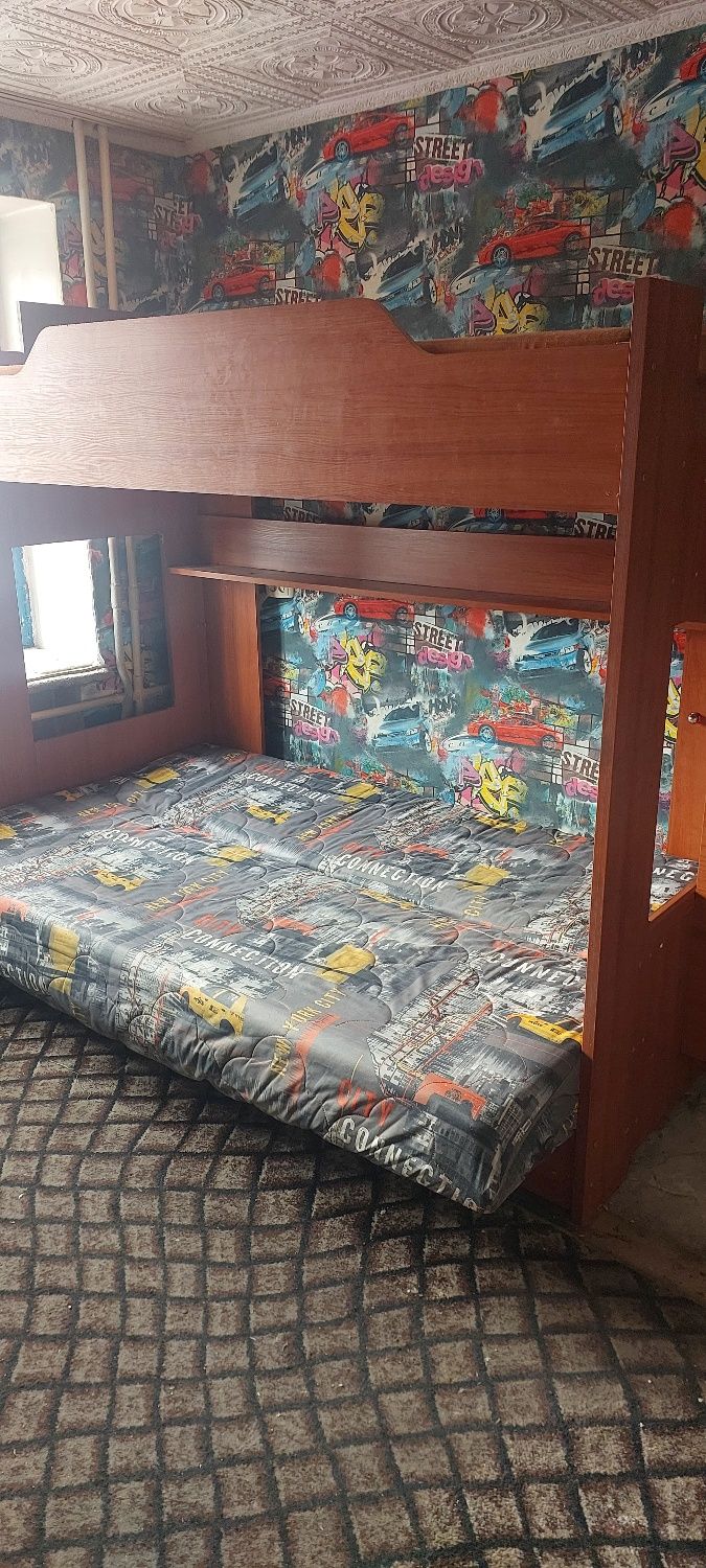 Продам двухярусную кровать с диваном