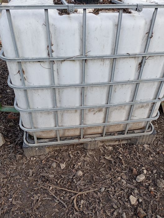 Vând bazine de 1000 litri.