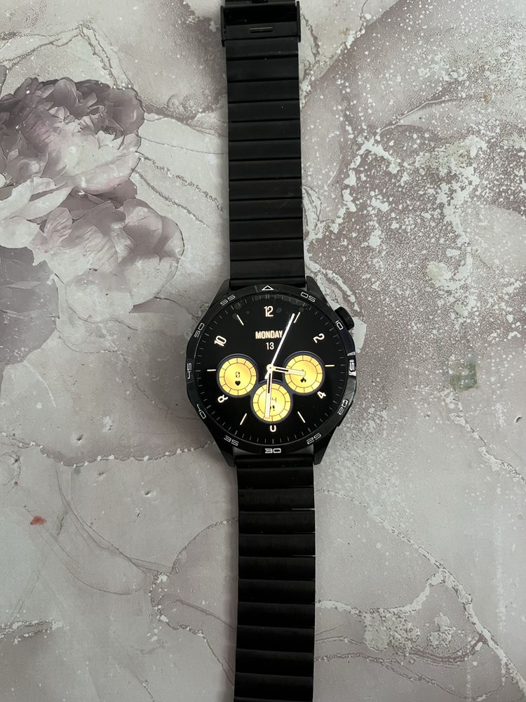 Smart watch sotlad  kam ishlatlgan holat zor hamma joyi ishlid