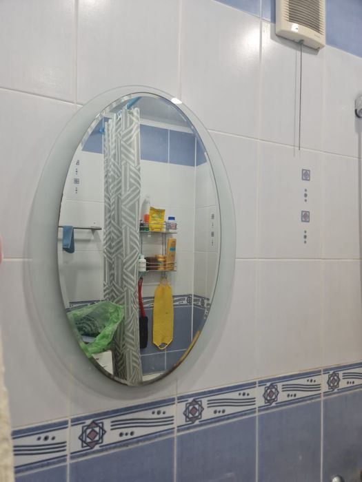 раковина с зеркалом в хорошем состоянии