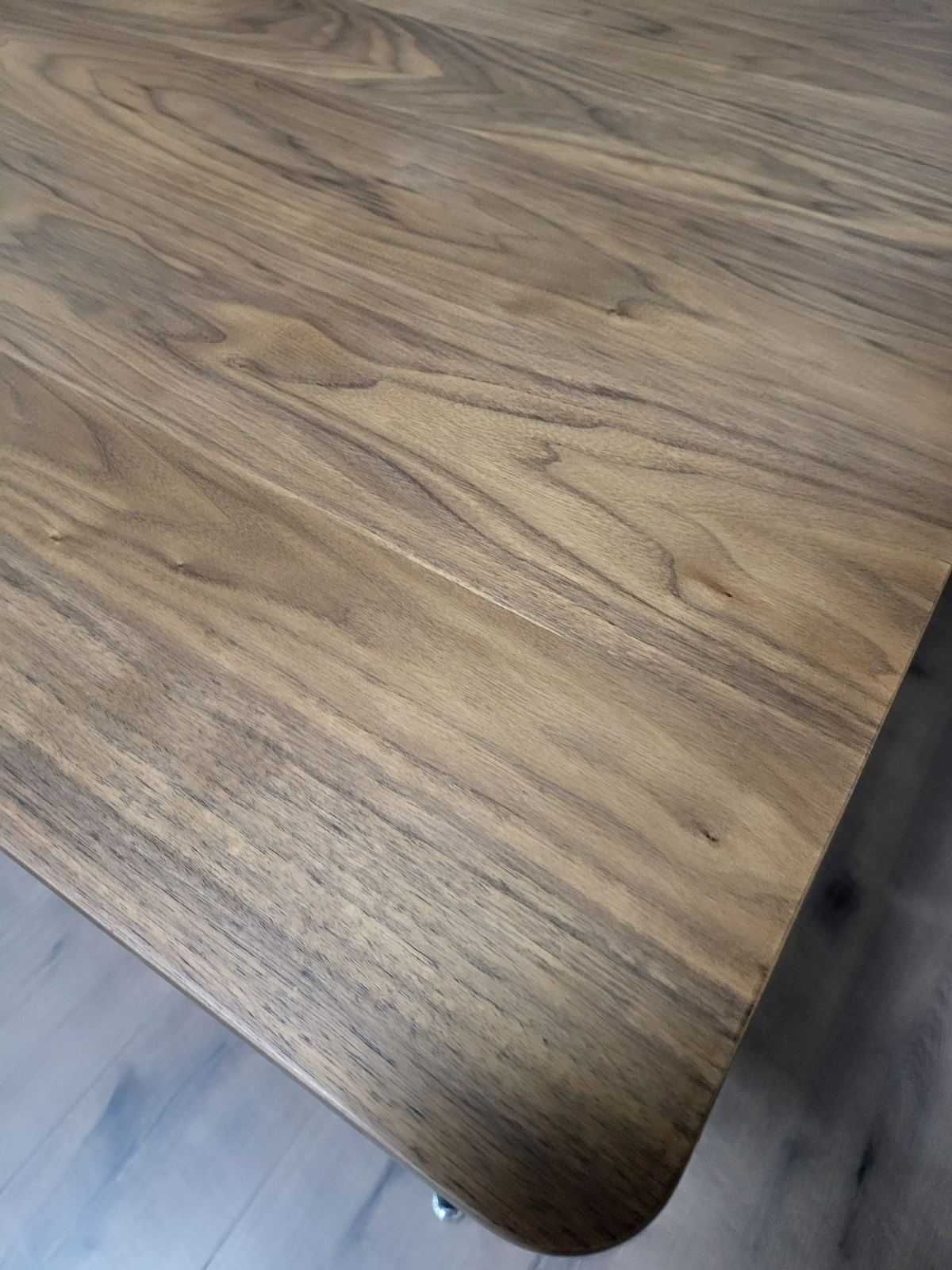 Тъмна дървена трапезнам маса от дъб