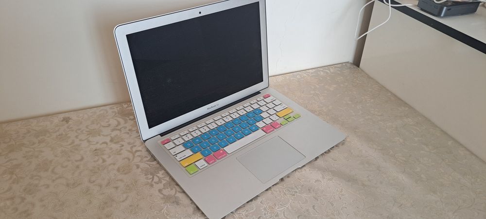 Apple Mackbook белый