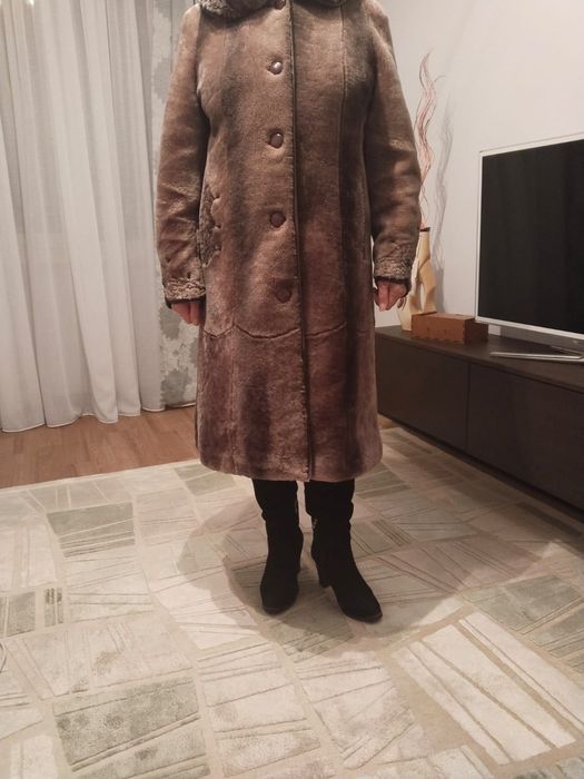 Продается женская мутоновая шуба б/ у 15 000т. Цвет: коричневый.