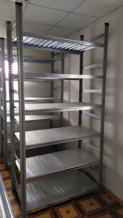 Продавам стелажи