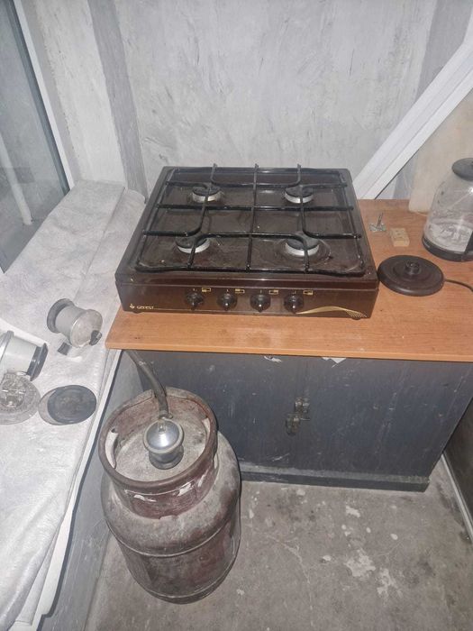 Газовая плита с газовым баллоном.