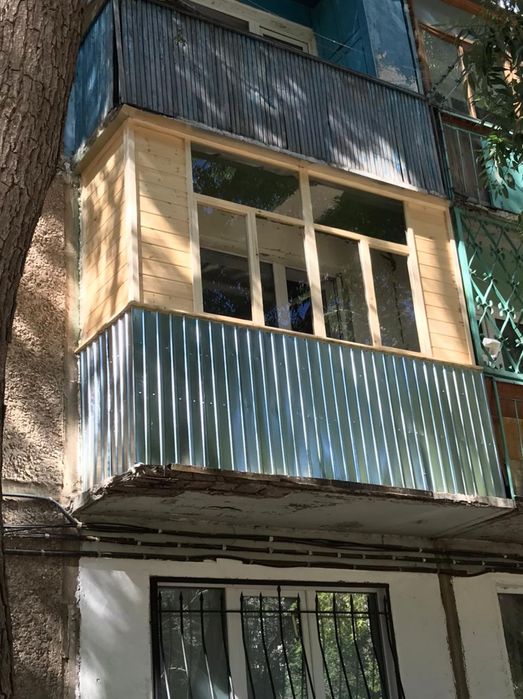 Остекление балконов, дерево, пластик