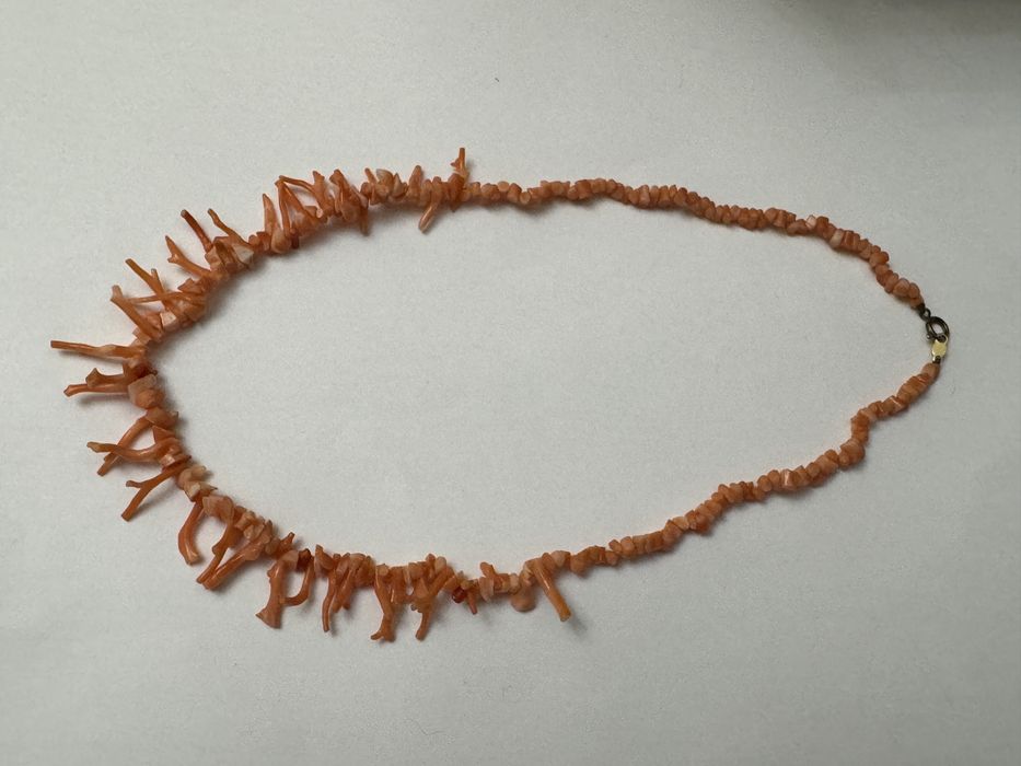 Colier din coral natural.