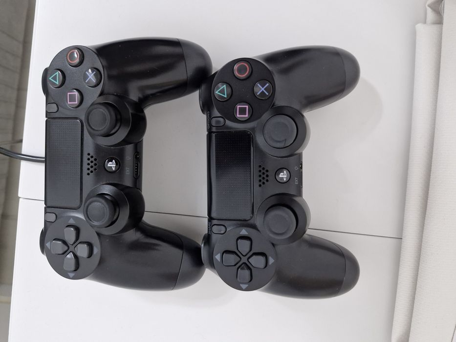 PlayStation 4 slim с двумя джойстиками