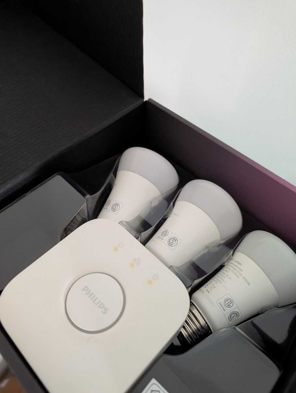 Комплект Philips Hue Starter Kit с три цветни лампи e27 + hub