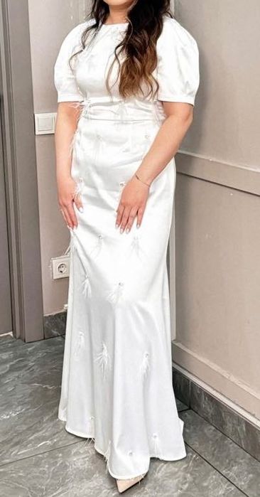 Продам два белых платья для узату