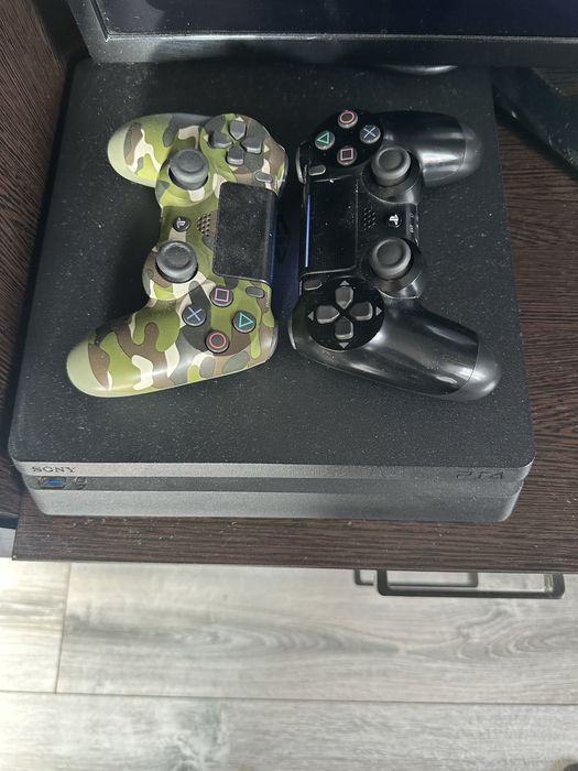 Продам sony playstation 4 два джостика. Продаю вместе с играми.