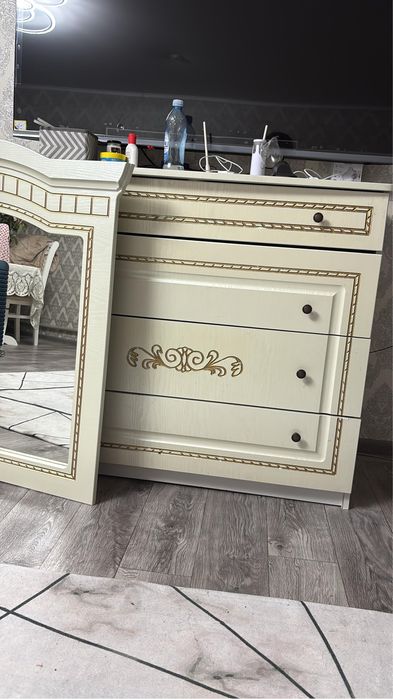 Комод с зерколом