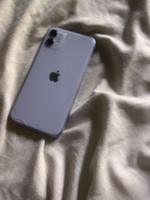 Vând iPhone 11 simplu de piese piese originale pe el