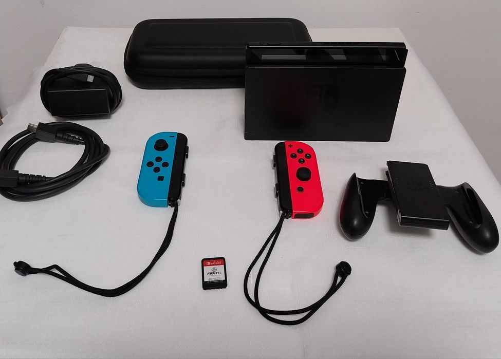 Consola NINTENDO Switch 2019,se vinede cu 3 jocuri!